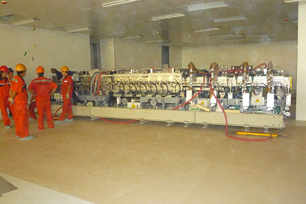 光伏設(shè)備搬運(yùn)現(xiàn)場 光伏設(shè)備搬運(yùn)現(xiàn)場